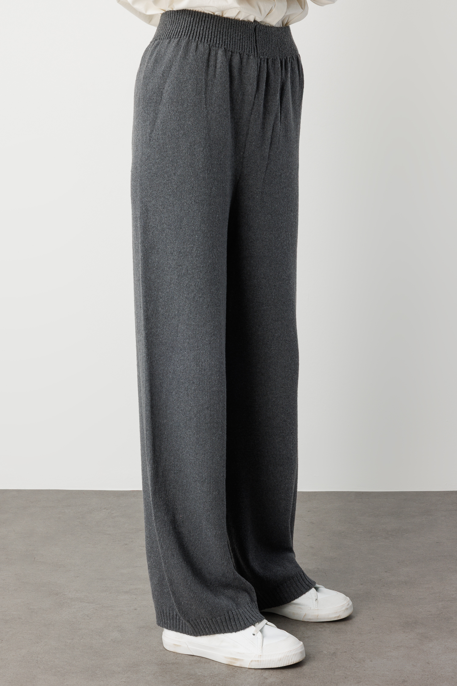 Mizalle Geniş Paça Beli Lastikli Gri Triko Jogger Pantolon