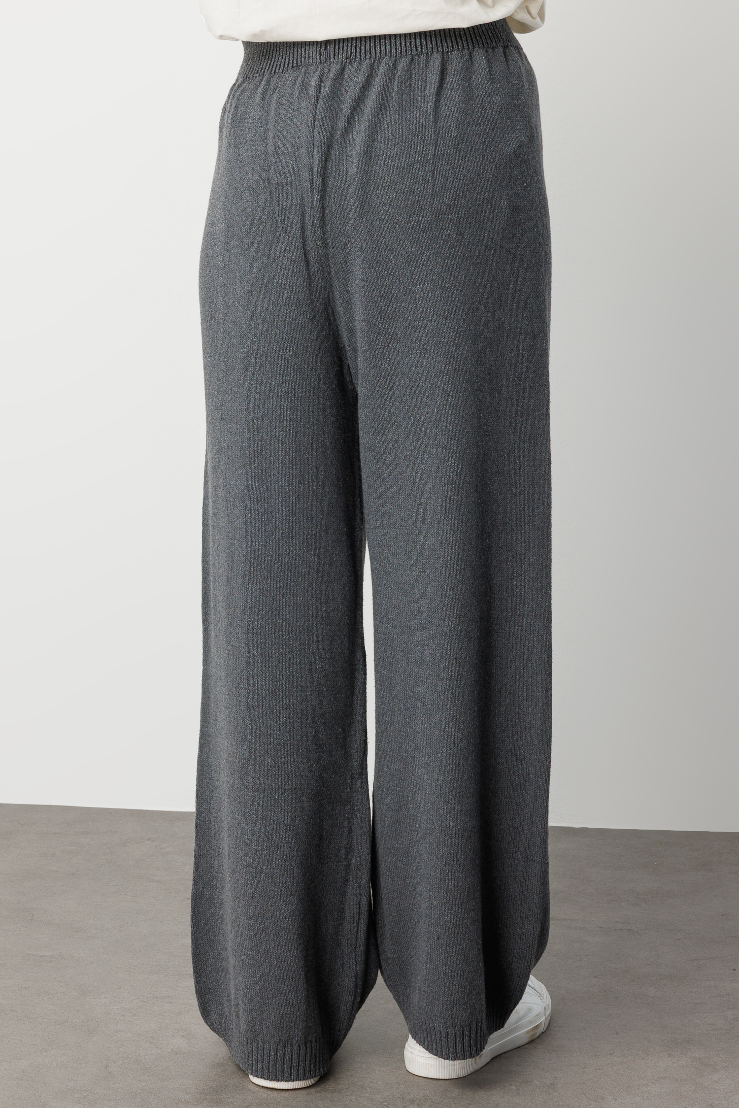 Mizalle Geniş Paça Beli Lastikli Gri Triko Jogger Pantolon