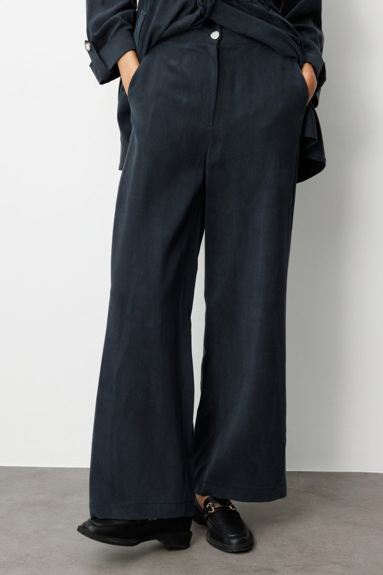 Mizalle Geniş Paça Beli Lastikli Siyah Cupro Pantolon - Mizalle