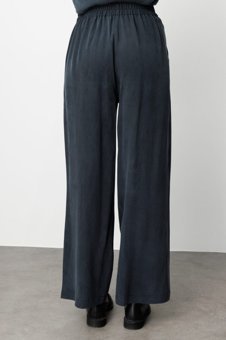 Mizalle Geniş Paça Beli Lastikli Siyah Cupro Pantolon - Mizalle