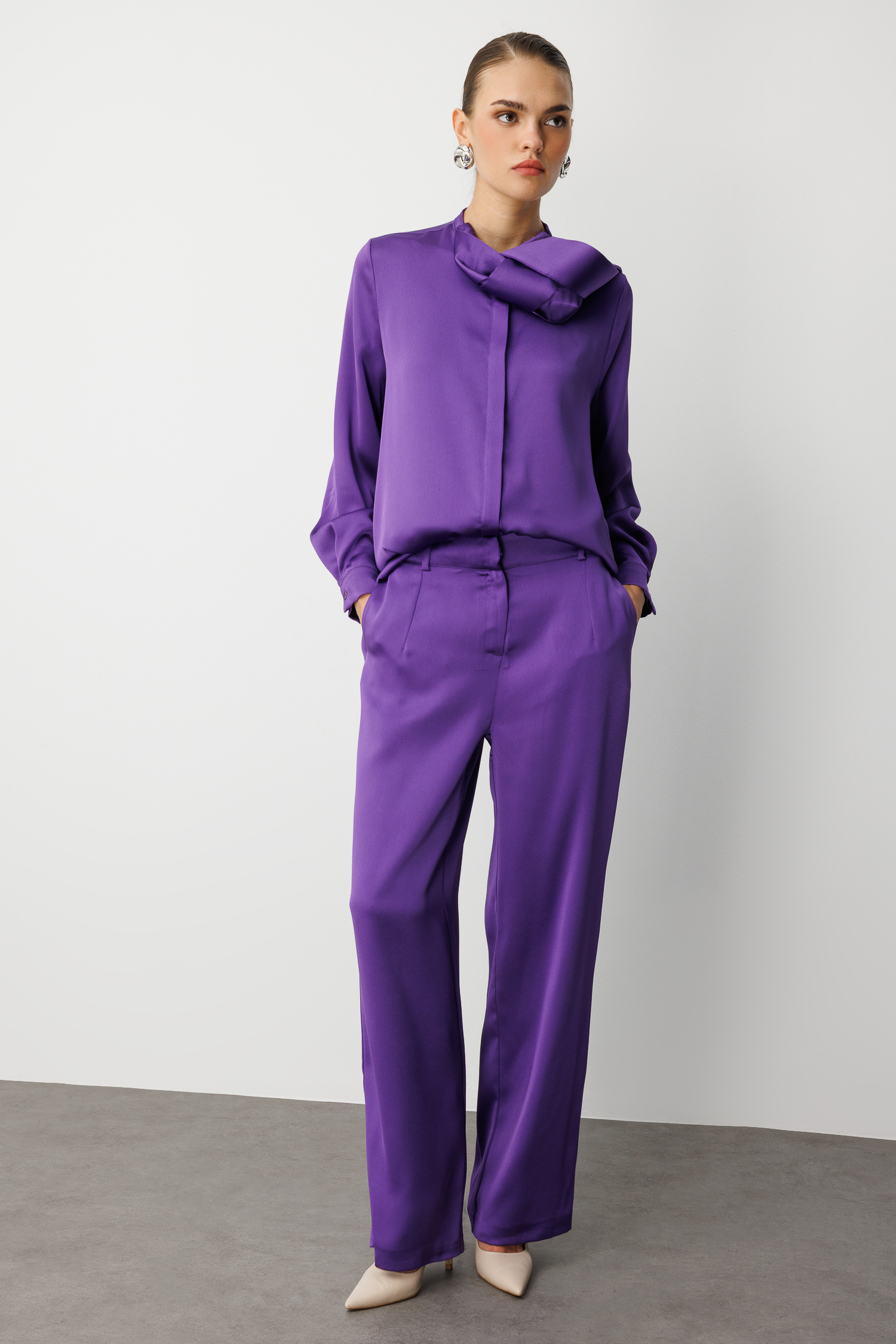 Mizalle Geniş Paça Mor Saten Şık Pantolon - 1