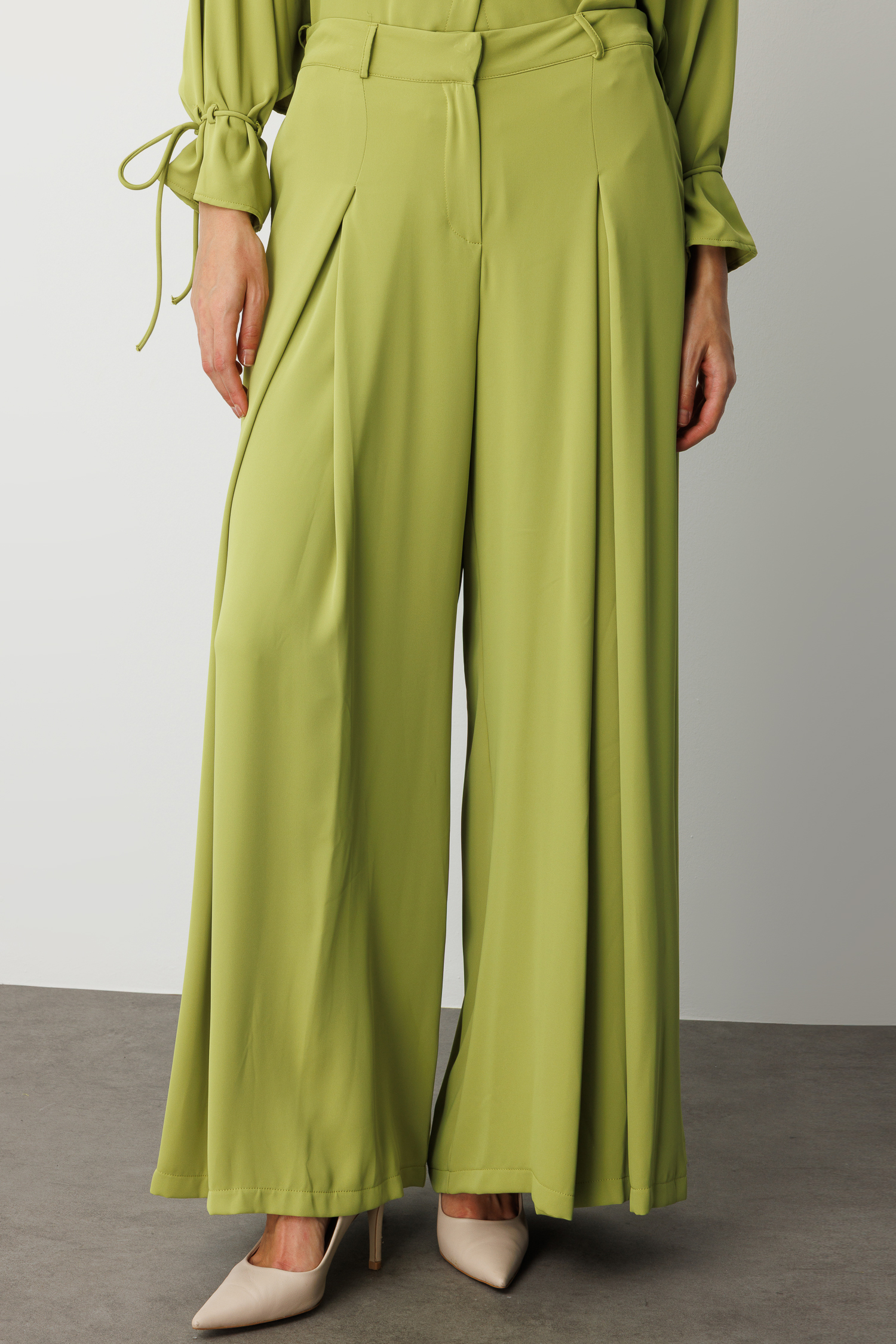 Mizalle Geniş Pileli Bol Kesim Şifon Yeşil Pantolon