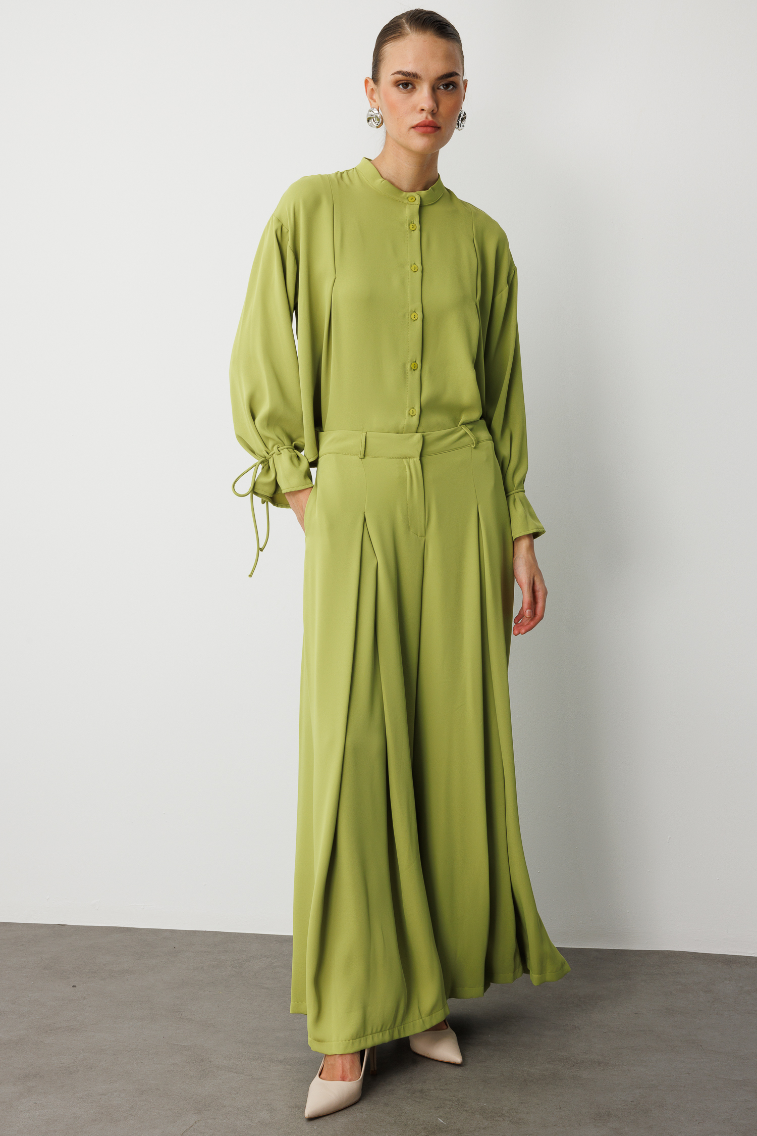 Mizalle Geniş Pileli Bol Kesim Şifon Yeşil Pantolon