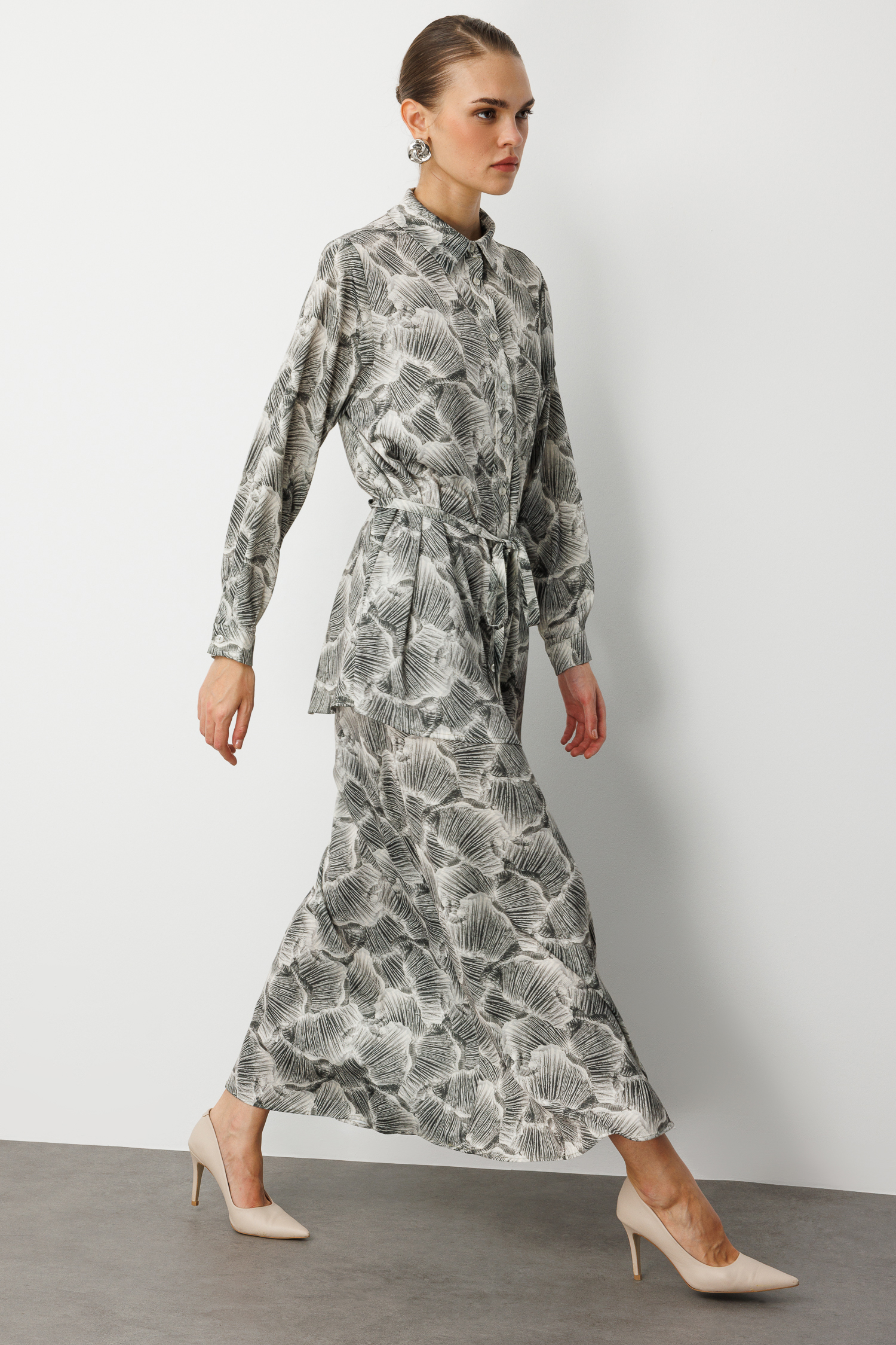 Mizalle Haki Yeşil Yaprak Desenli ip kuşaklı Tunik Gömlek - Mizalle