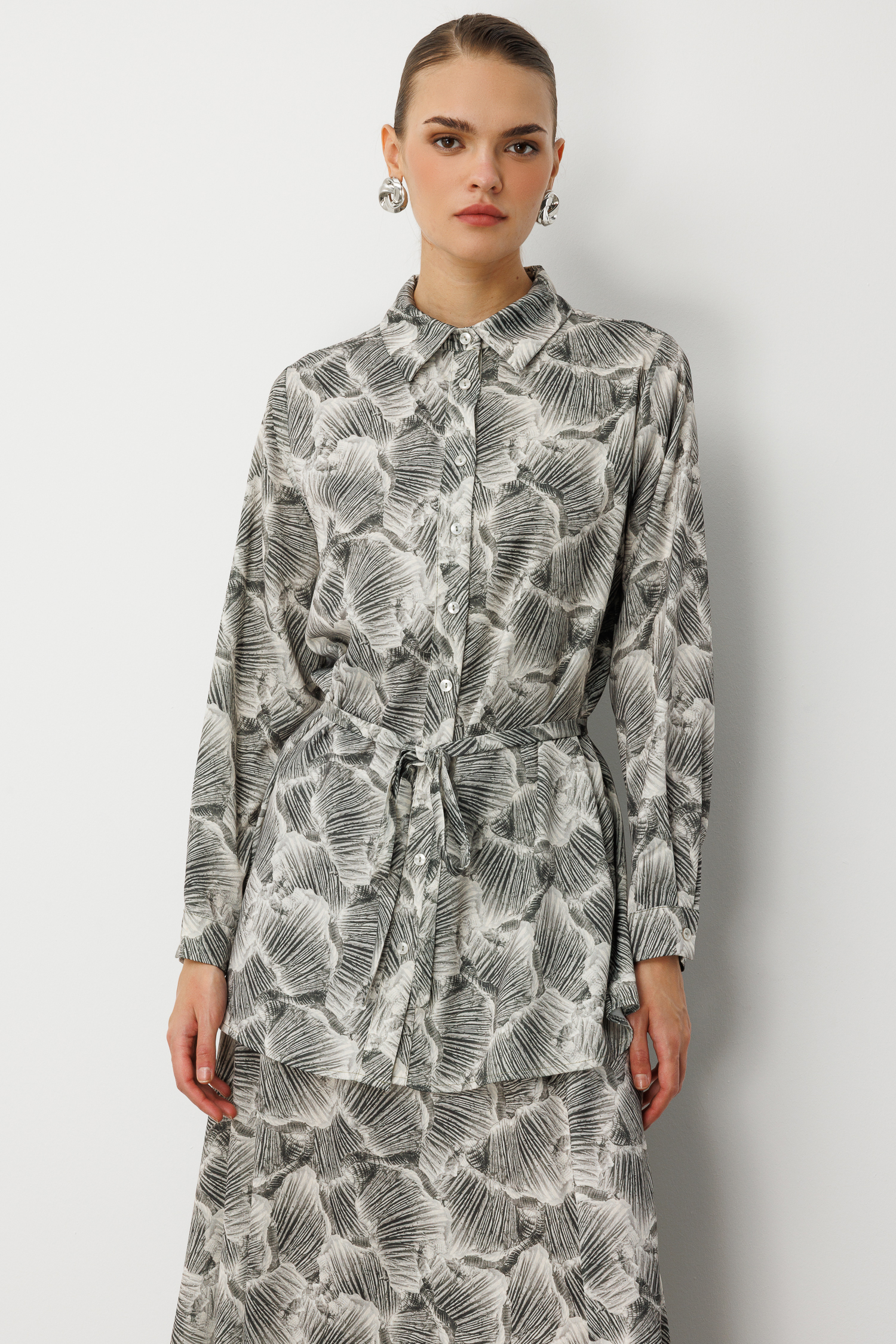 Mizalle Haki Yeşil Yaprak Desenli ip kuşaklı Tunik Gömlek - Mizalle