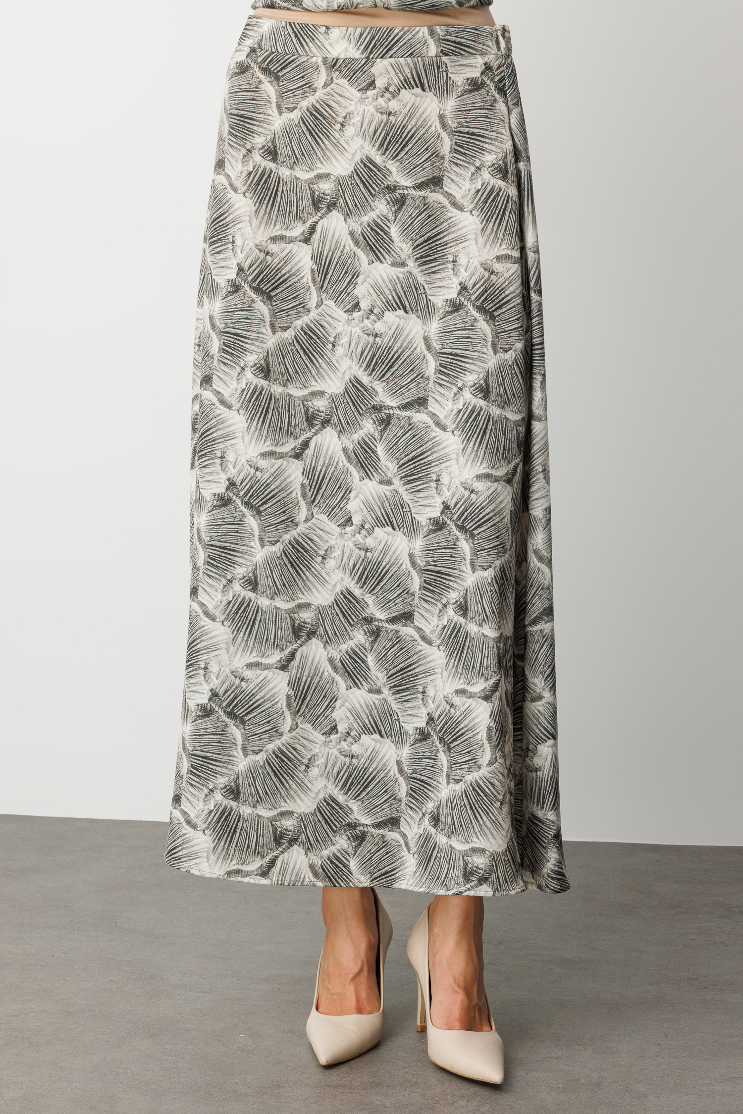 Mizalle Haki Yeşil Yaprak Desenli Uzun Evaze Etek - Mizalle