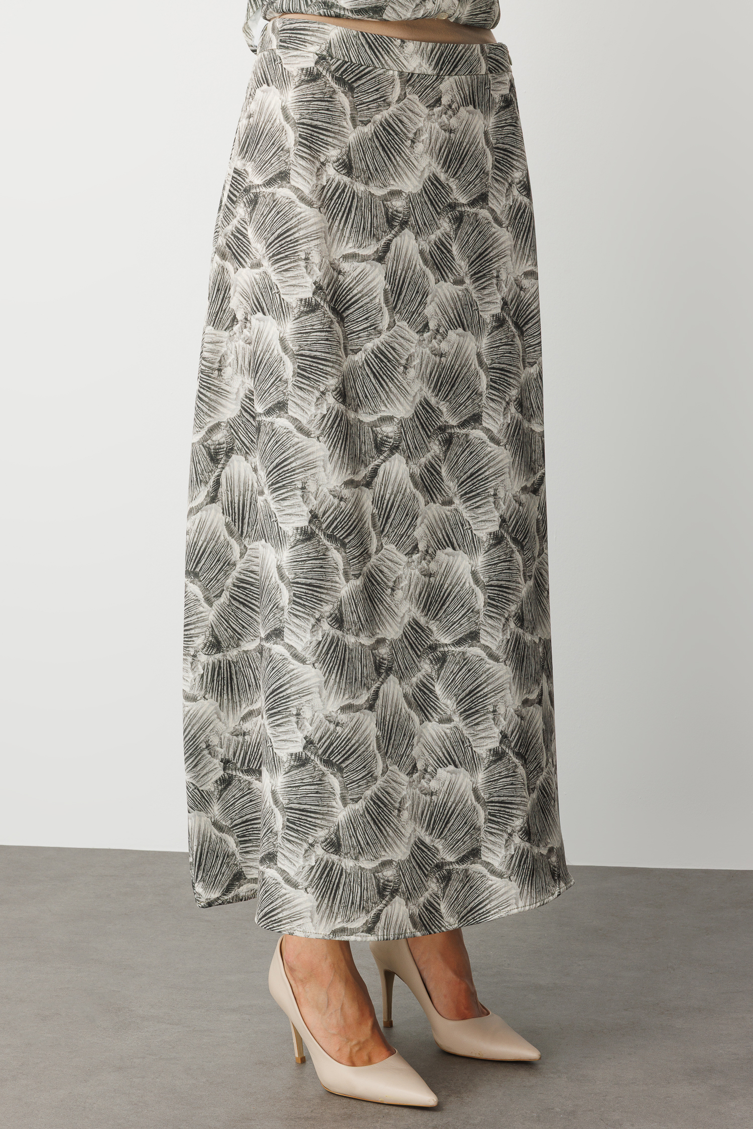 Mizalle Haki Yeşil Yaprak Desenli Uzun Evaze Etek - Mizalle