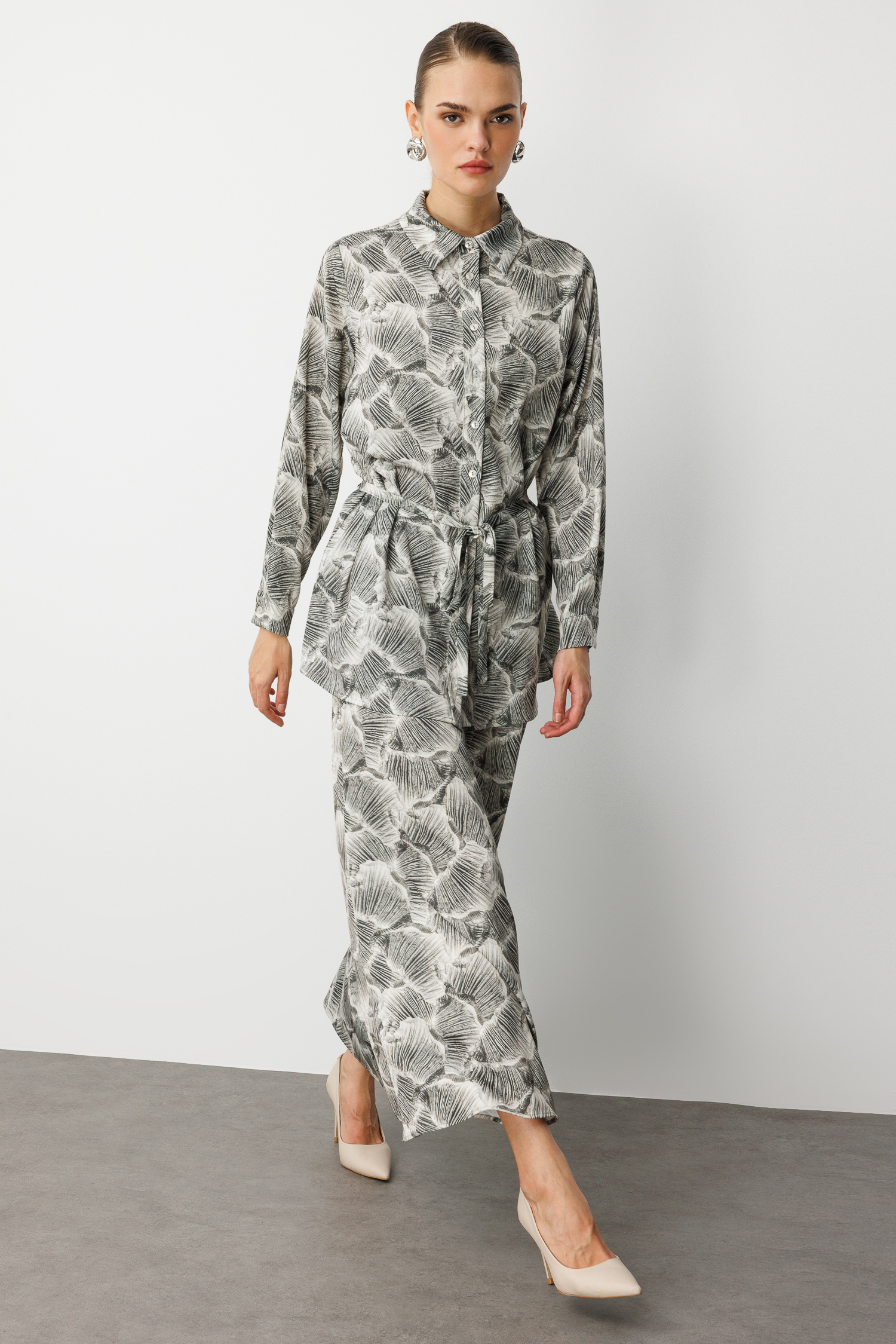 Mizalle Haki Yeşil Yaprak Desenli Uzun Evaze Etek - Mizalle