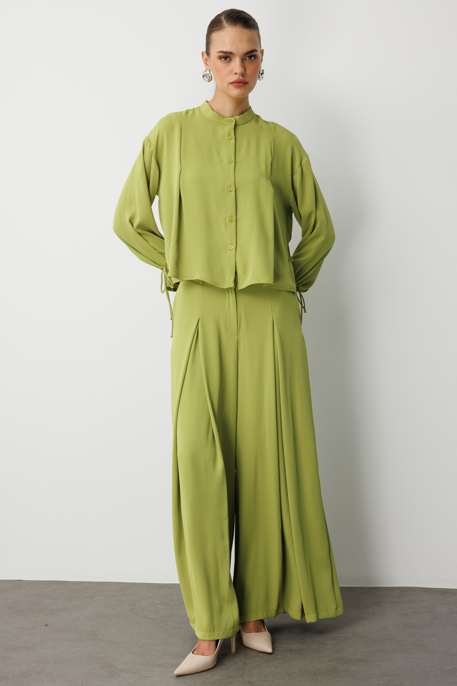 Mizalle - Mizalle Hakim Yaka Piliseli Şifon Kısa Yeşil Gömlek