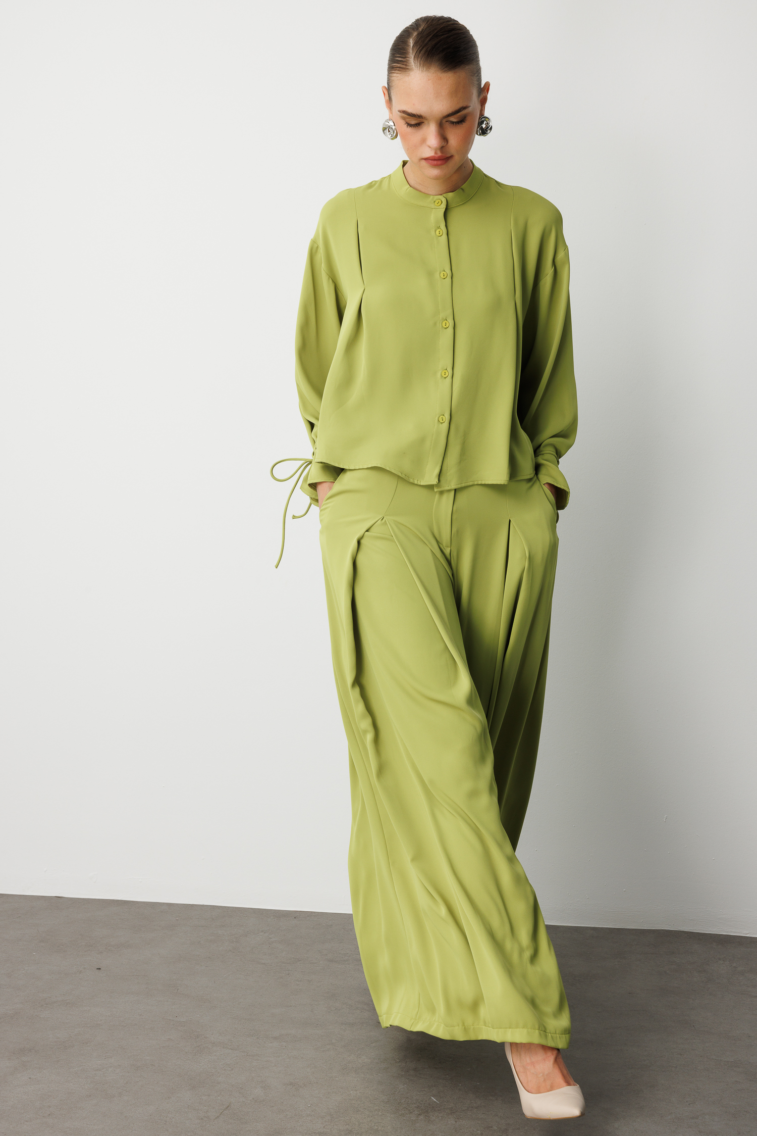 Mizalle Hakim Yaka Piliseli Şifon Kısa Yeşil Gömlek