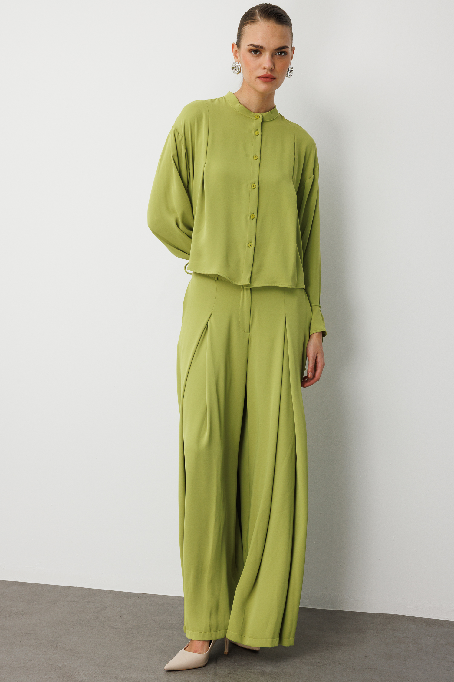 Mizalle Hakim Yaka Piliseli Şifon Kısa Yeşil Gömlek