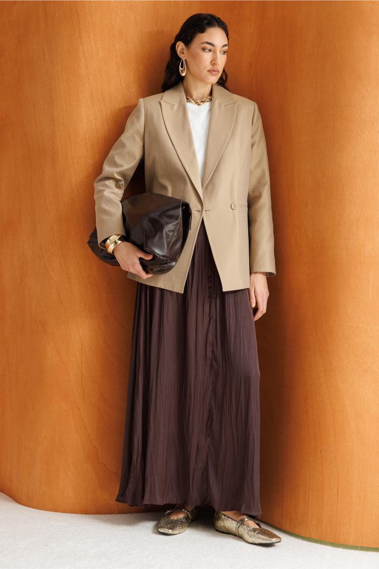 Mizalle Kahverengi Kırışık Görünümlü Saten Maksi Etek - 3