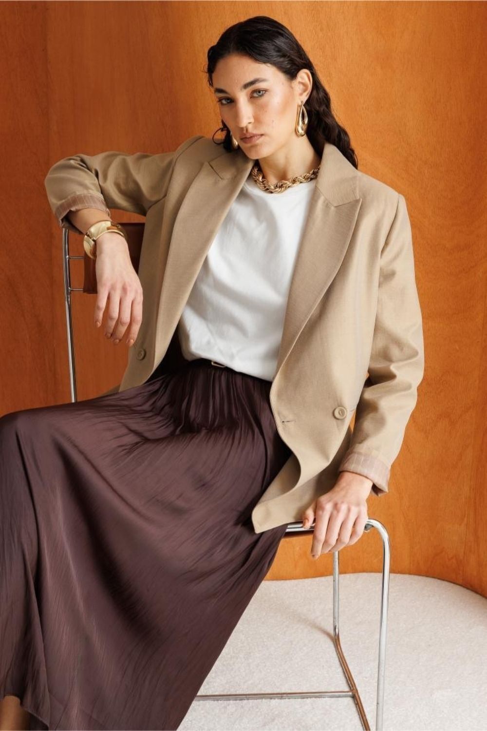 Mizalle Kahverengi Kırışık Görünümlü Saten Maksi Etek - Mizalle