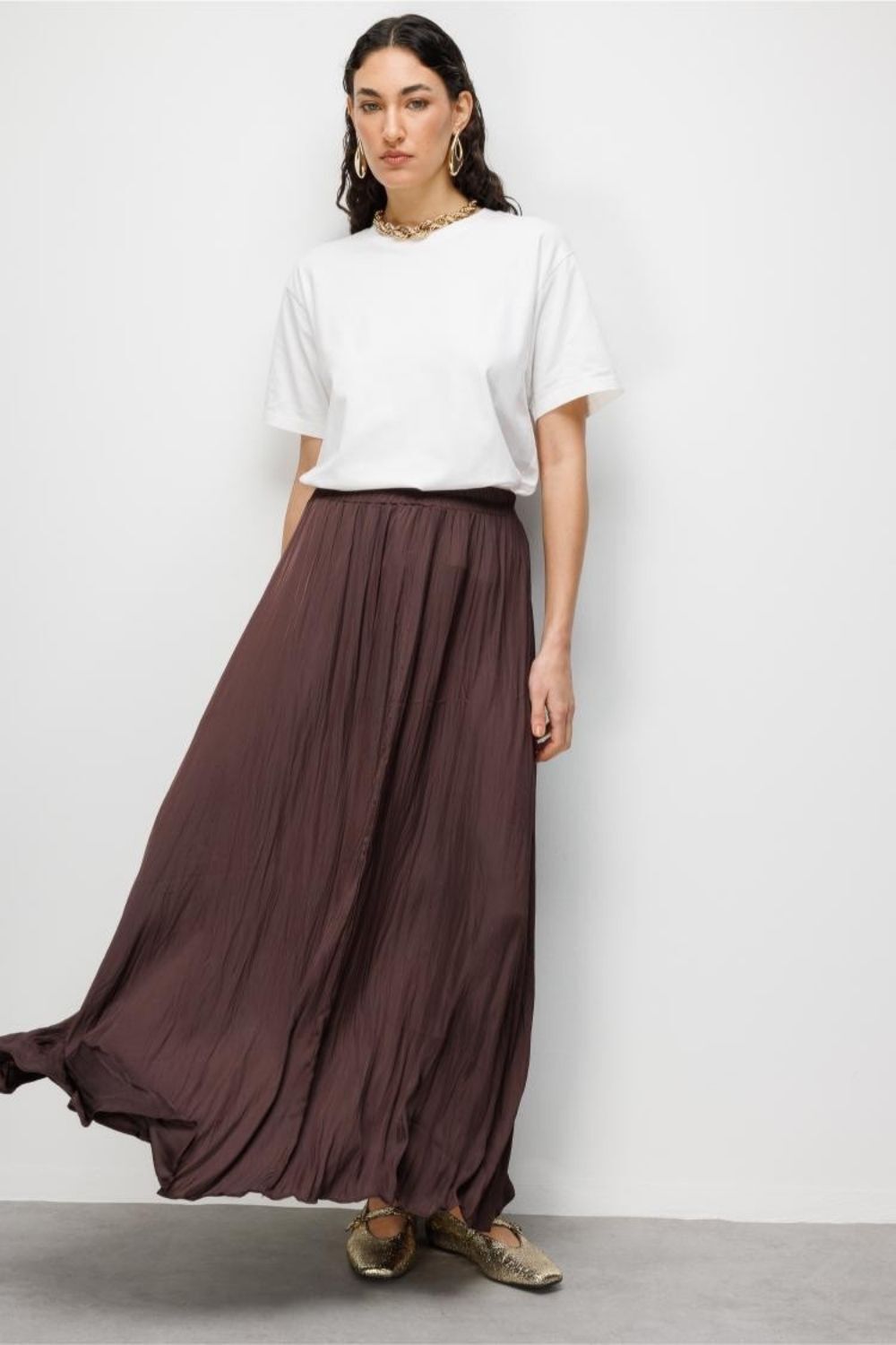 Mizalle Kahverengi Kırışık Görünümlü Saten Maksi Etek - Mizalle