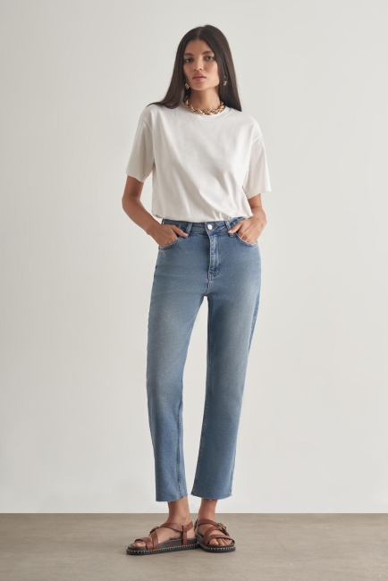 Mizalle - Mizalle Dar Kesim Kesik Paçalı Mom Fit Açık Mavi Denim Pantolon Mizalle - Mizalle Dar Kesim Kesik Paçalı Mom Fit Açık Mavi Denim Pantolon
