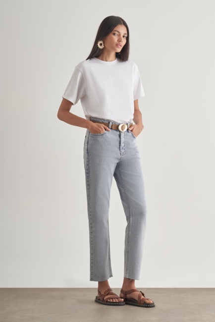 Mizalle - Mizalle Dar Kesim Kesik Paçalı Mom Fit Kar Mavi Denim Pantolon Mizalle - Mizalle Dar Kesim Kesik Paçalı Mom Fit Kar Mavi Denim Pantolon
