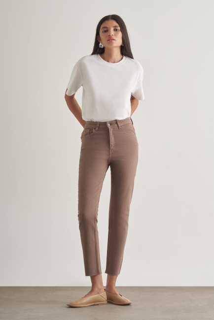 Mizalle - Mizalle Dar Kesim Kesik Paçalı Mom Fit Vizon Rengi Denim Pantolon Mizalle - Mizalle Dar Kesim Kesik Paçalı Mom Fit Vizon Rengi Denim Pantolon