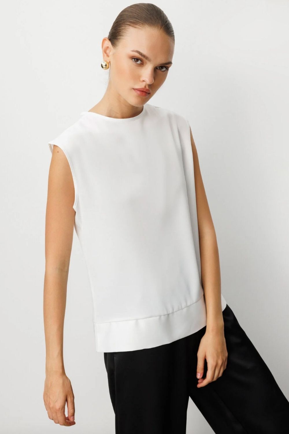 Mizalle Kolsuz Basic Saten Beyaz Bluz - Mizalle