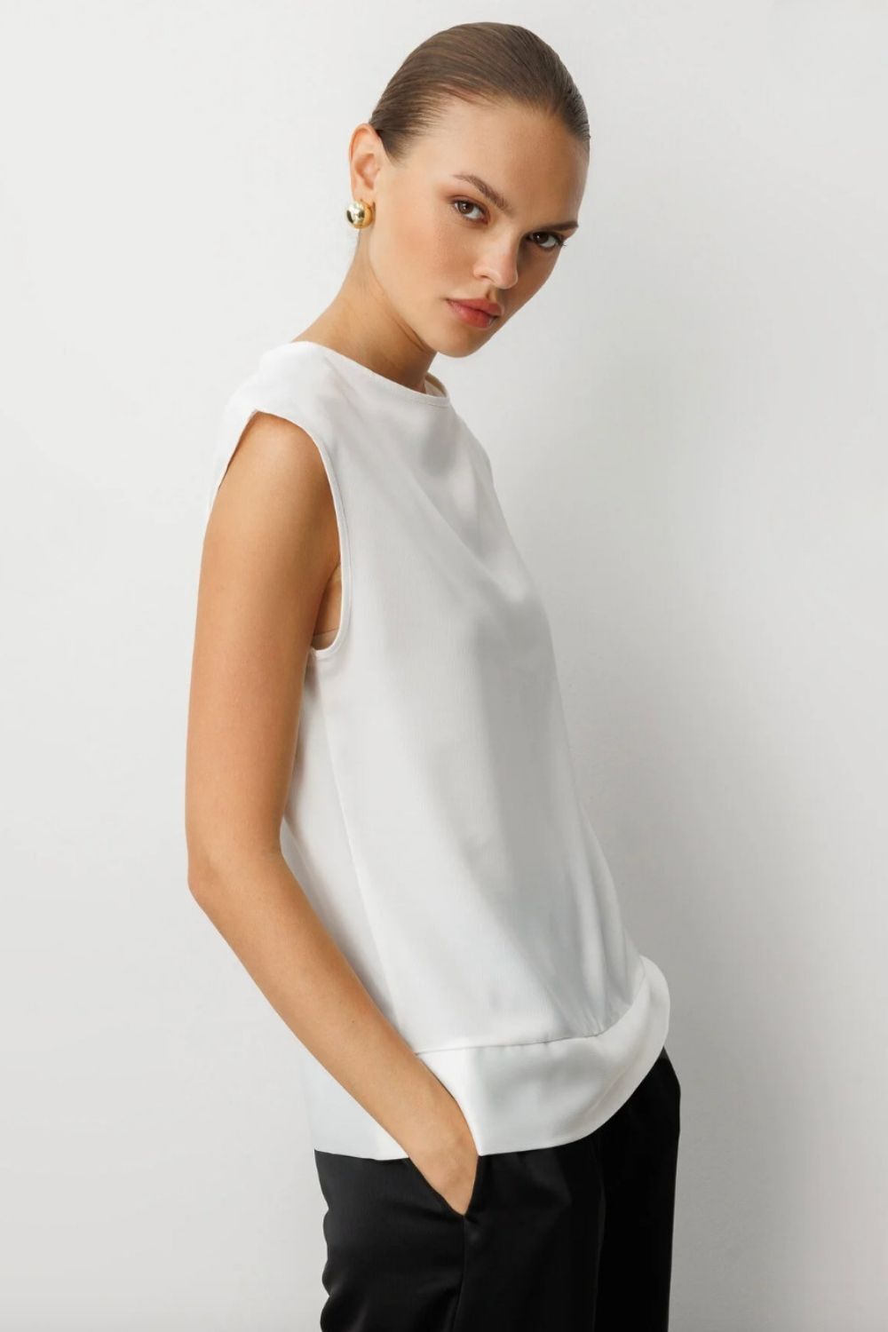 Mizalle Kolsuz Basic Saten Beyaz Bluz - Mizalle