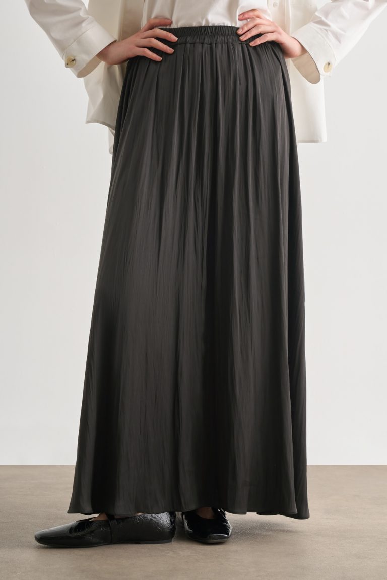 Mizalle Koyu Gri Kırışık Görünümlü Saten Maksi Etek - Mizalle