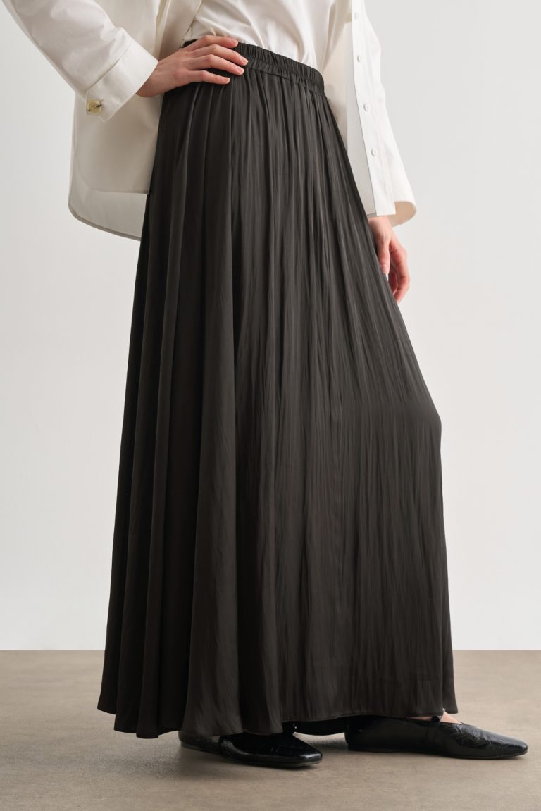 Mizalle Koyu Gri Kırışık Görünümlü Saten Maksi Etek - Mizalle