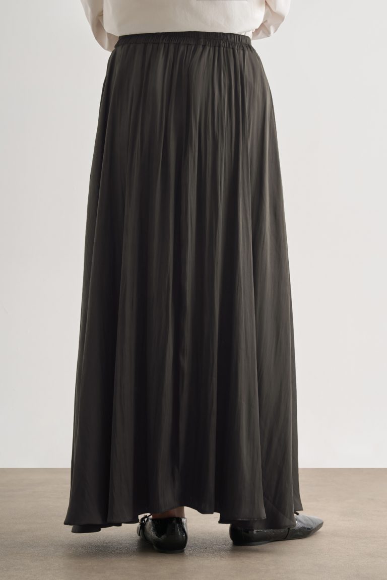 Mizalle Koyu Gri Kırışık Görünümlü Saten Maksi Etek - Mizalle