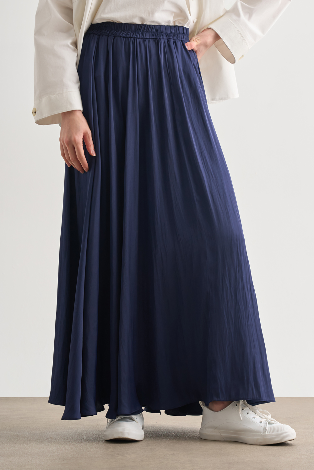 Mizalle Lacivert Kırışık Görünümlü Saten Maksi Etek - Mizalle