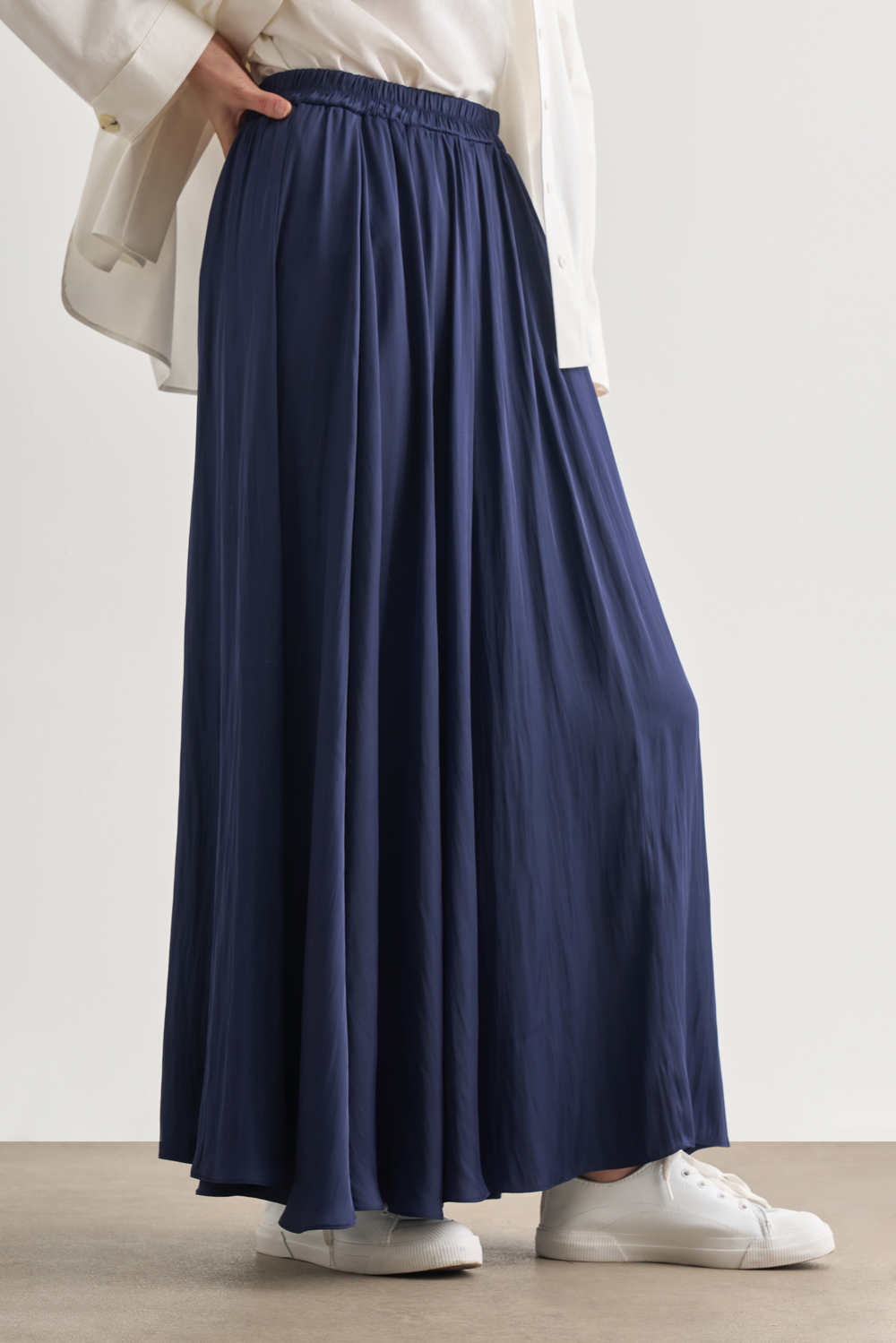 Mizalle Lacivert Kırışık Görünümlü Saten Maksi Etek - 4