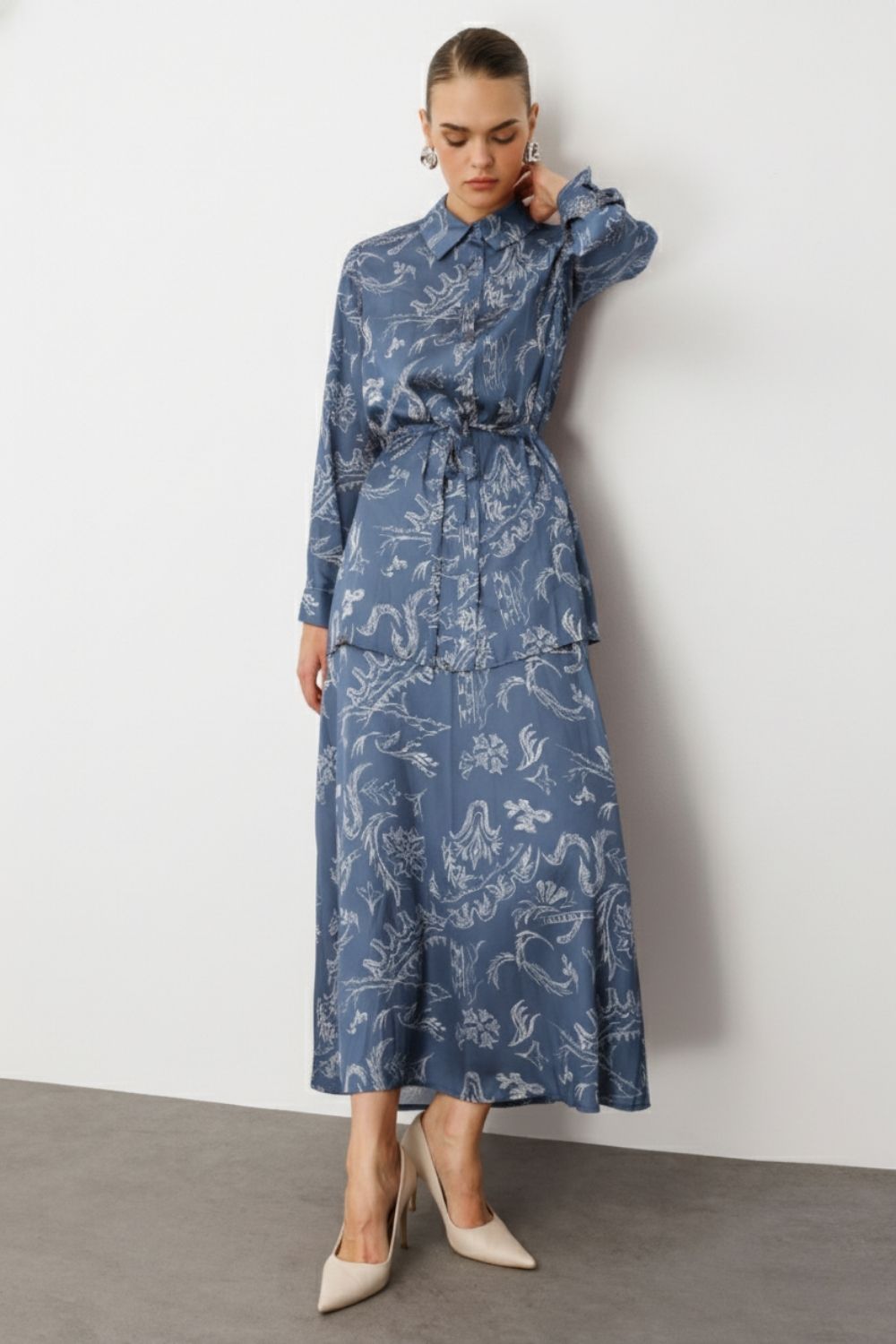 Mizalle Mavi Desenli Kuşaklı Saten Uzun Gömlek Tunik - Mizalle