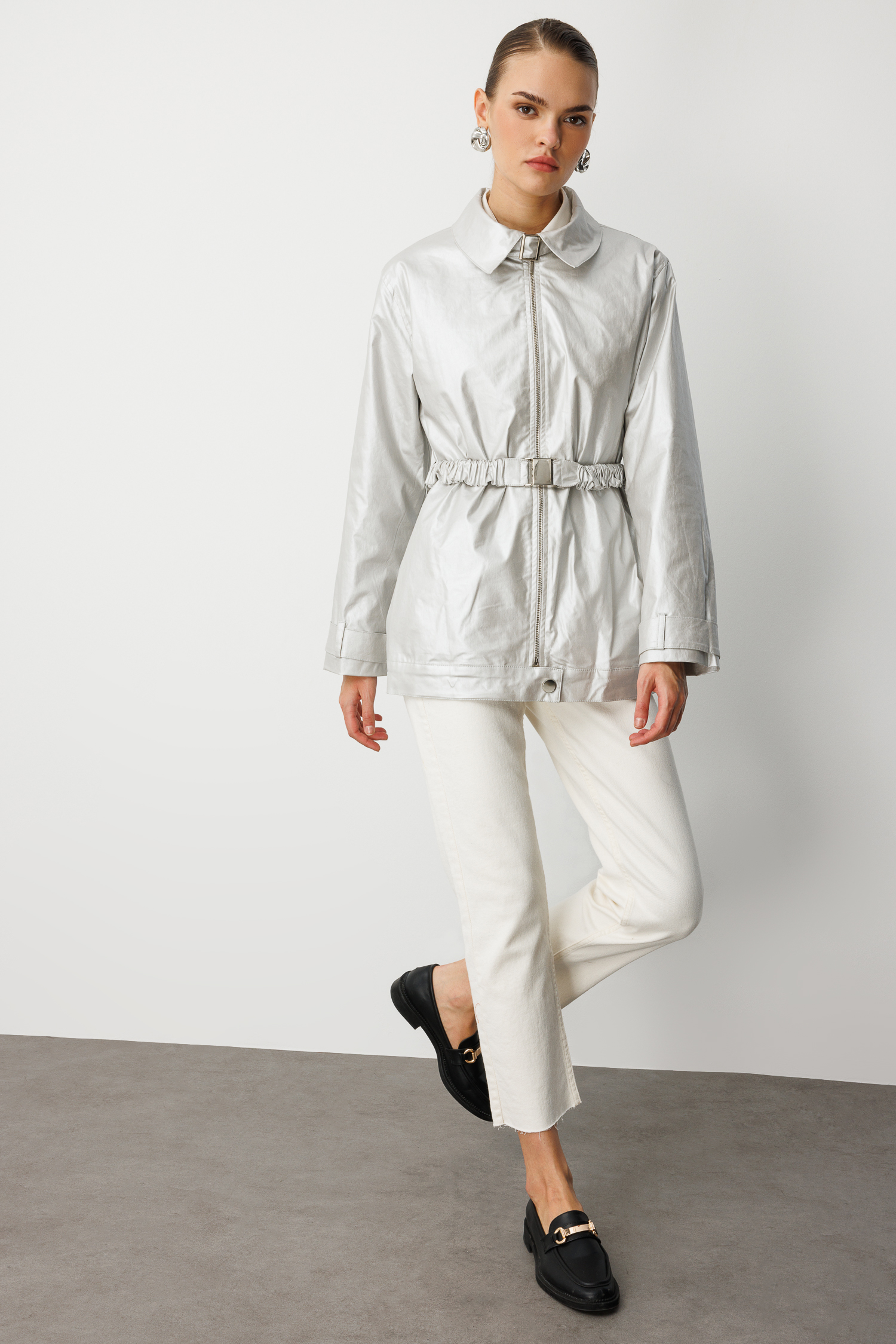 Mizalle Metalik Gri Parlak Dokulu Kuşaklı Trençkot