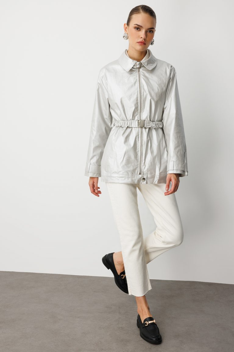 Mizalle Metalik Gri Parlak Dokulu Kuşaklı Trençkot - Mizalle