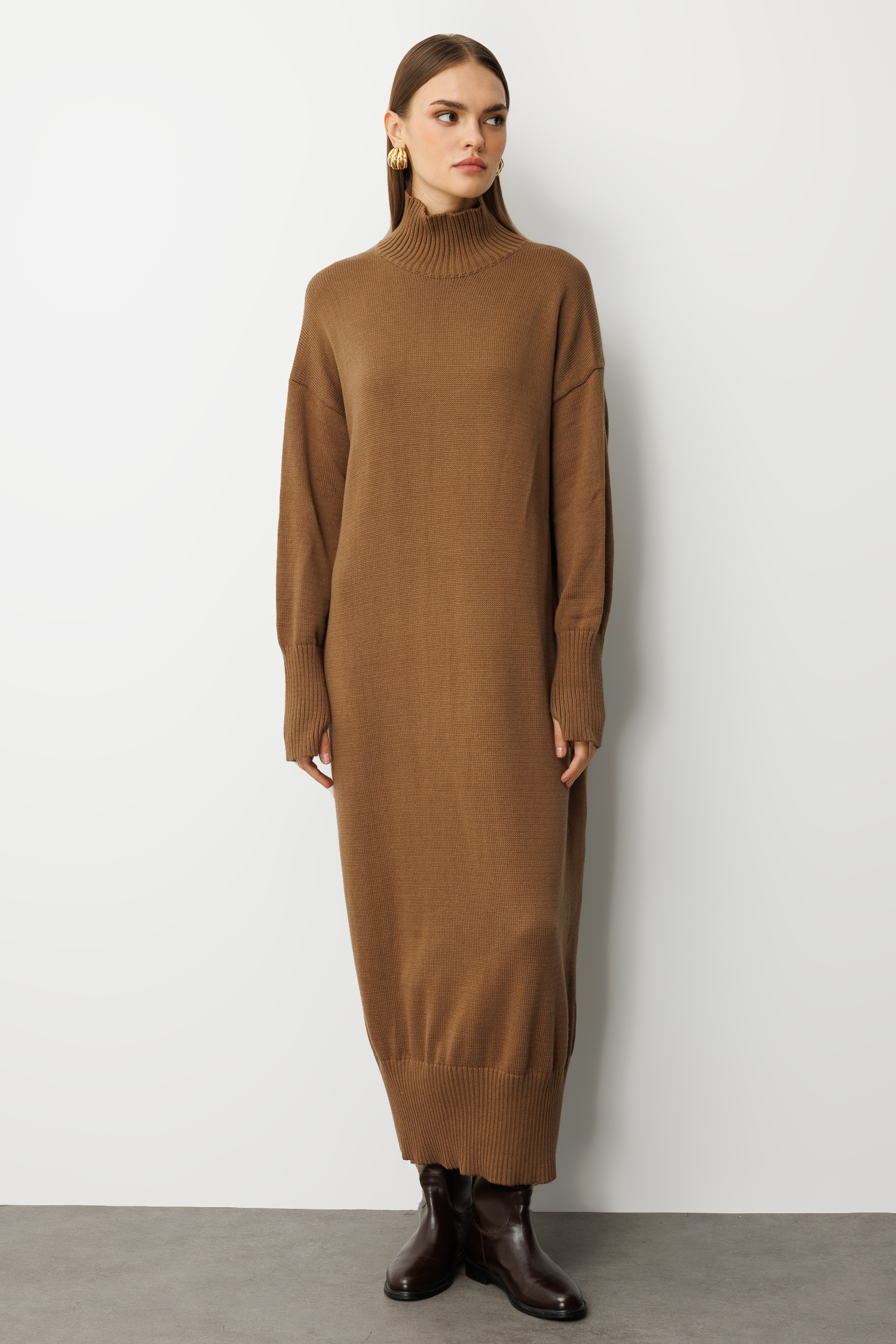 Mizalle Oversize Dik Yaka Karamel Rengi Uzun Kalın Triko Elbise