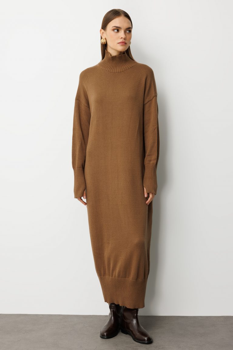 Mizalle Oversize Dik Yaka Karamel Rengi Uzun Kalın Triko Elbise - Mizalle
