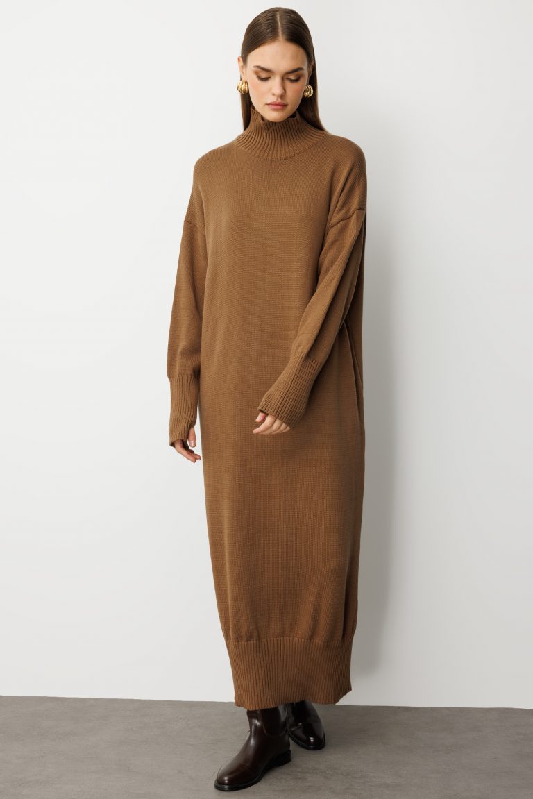 Mizalle Oversize Dik Yaka Karamel Rengi Uzun Kalın Triko Elbise - Mizalle
