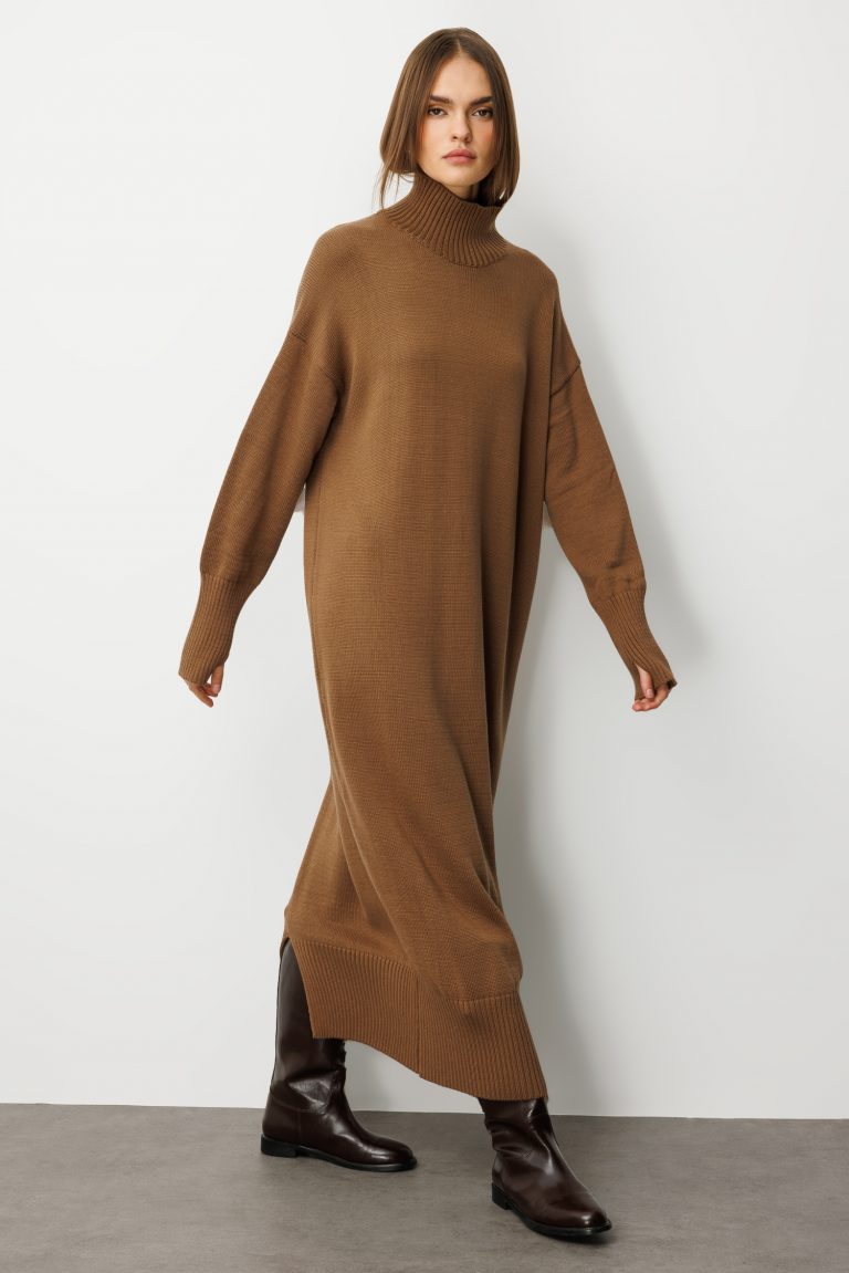 Mizalle Oversize Dik Yaka Karamel Rengi Uzun Kalın Triko Elbise - Mizalle
