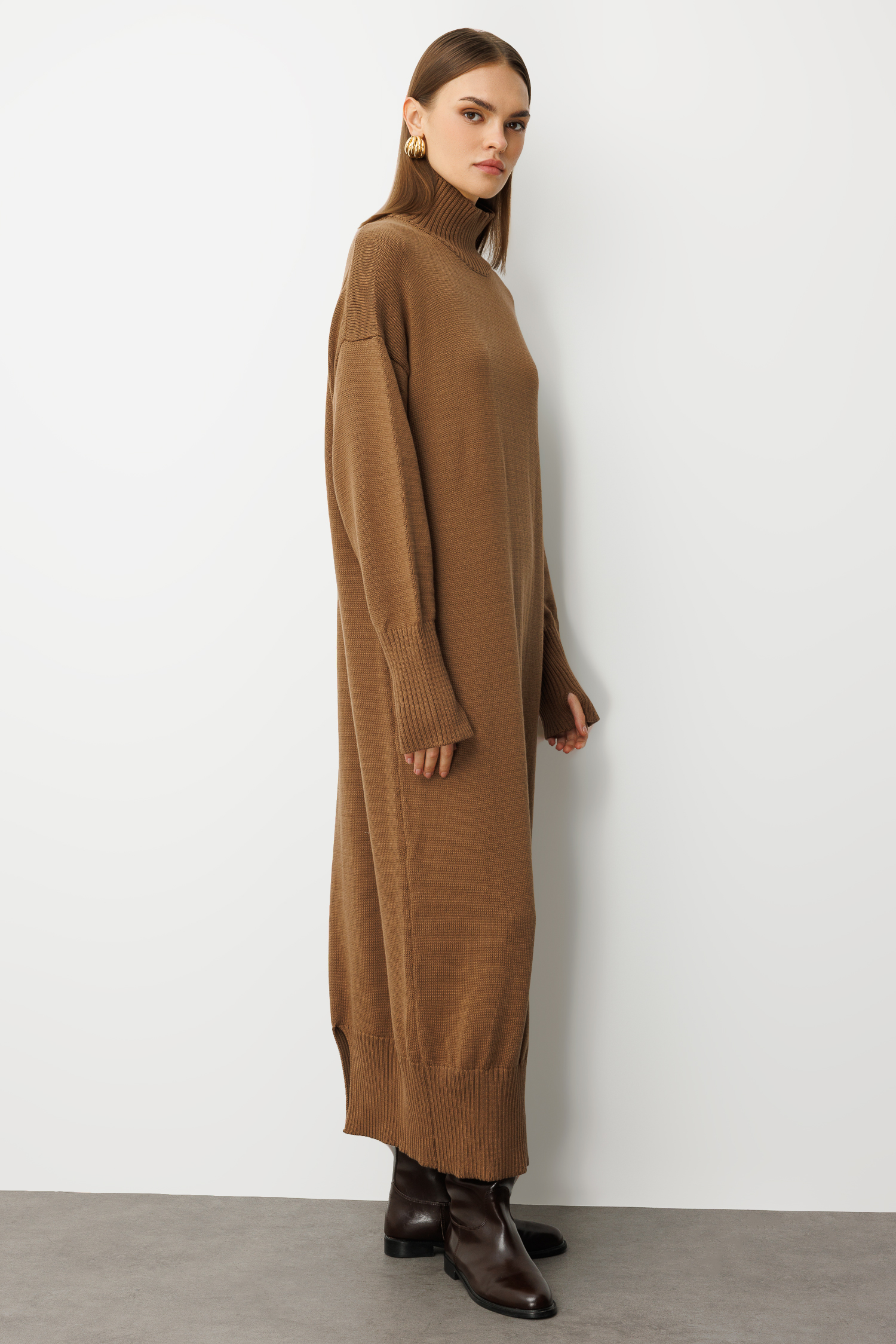 Mizalle Oversize Dik Yaka Karamel Rengi Uzun Kalın Triko Elbise