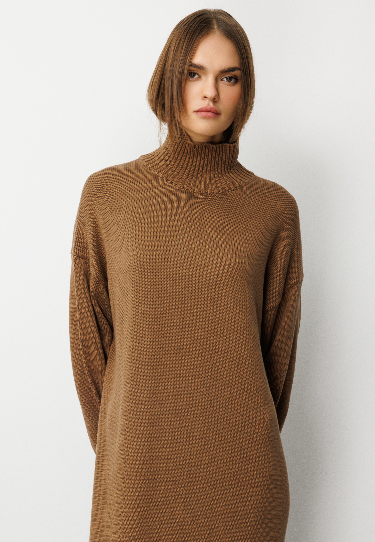 Mizalle Oversize Dik Yaka Karamel Rengi Uzun Kalın Triko Elbise