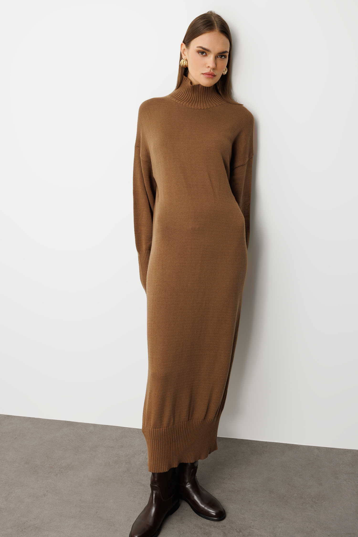 Mizalle Oversize Dik Yaka Karamel Rengi Uzun Kalın Triko Elbise