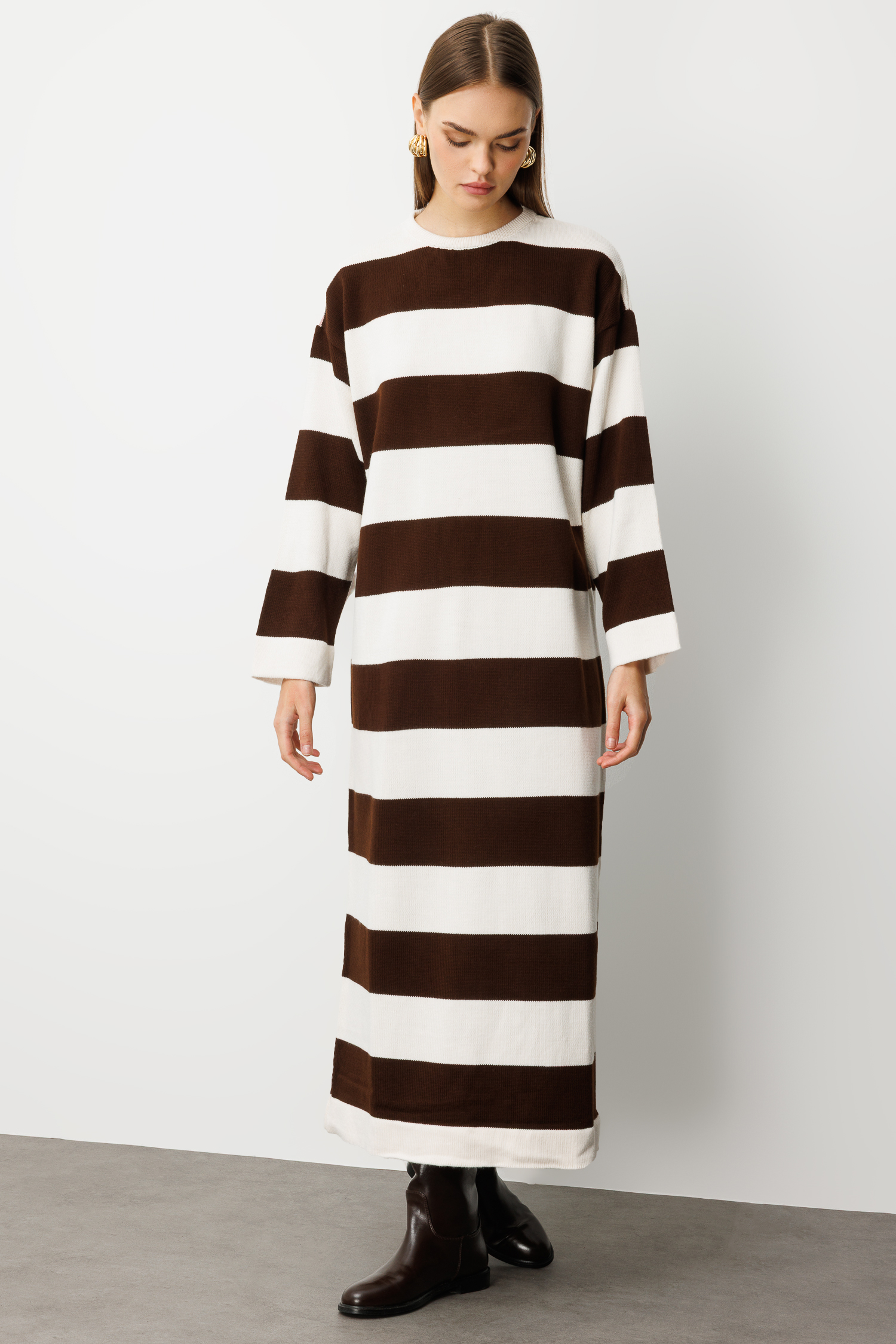 Mizalle - Mizalle Oversize Ekru Kahverengi Çizgili Uzun Kalın Triko Elbise