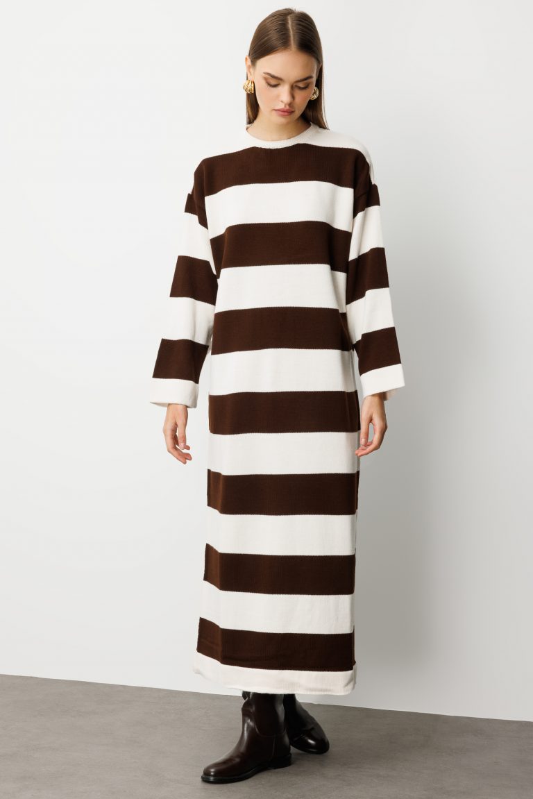 Mizalle Oversize Ekru Kahverengi Çizgili Uzun Kalın Triko Elbise - Mizalle