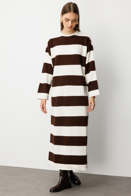 Mizalle - Mizalle Oversize Ekru Kahverengi Çizgili Uzun Kalın Triko Elbise