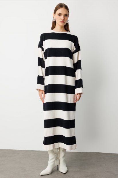 Mizalle Oversize Ekru Siyah Çizgili Uzun Kalın Triko Elbise - Mizalle