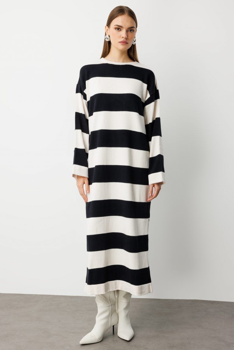 Mizalle Oversize Ekru Siyah Çizgili Uzun Kalın Triko Elbise - Mizalle