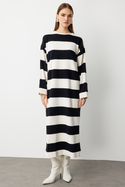 Mizalle - Mizalle Oversize Ekru Siyah Çizgili Uzun Kalın Triko Elbise