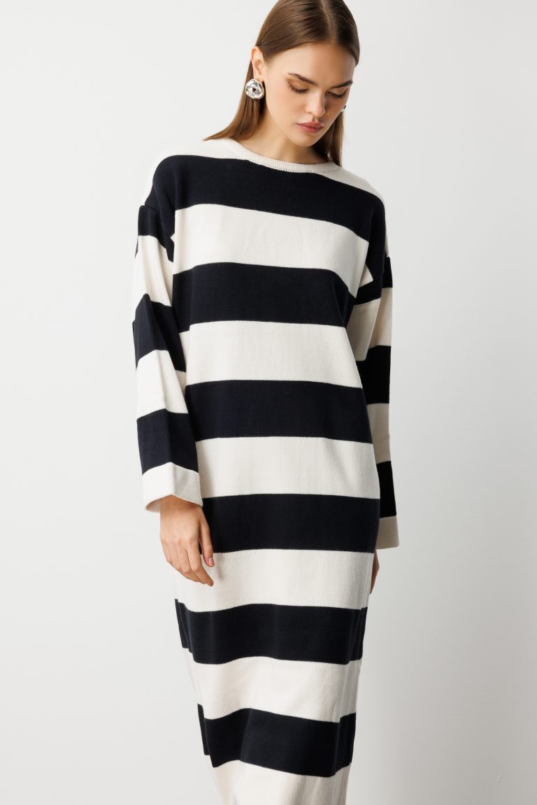 Mizalle Oversize Ekru Siyah Çizgili Uzun Kalın Triko Elbise - Mizalle