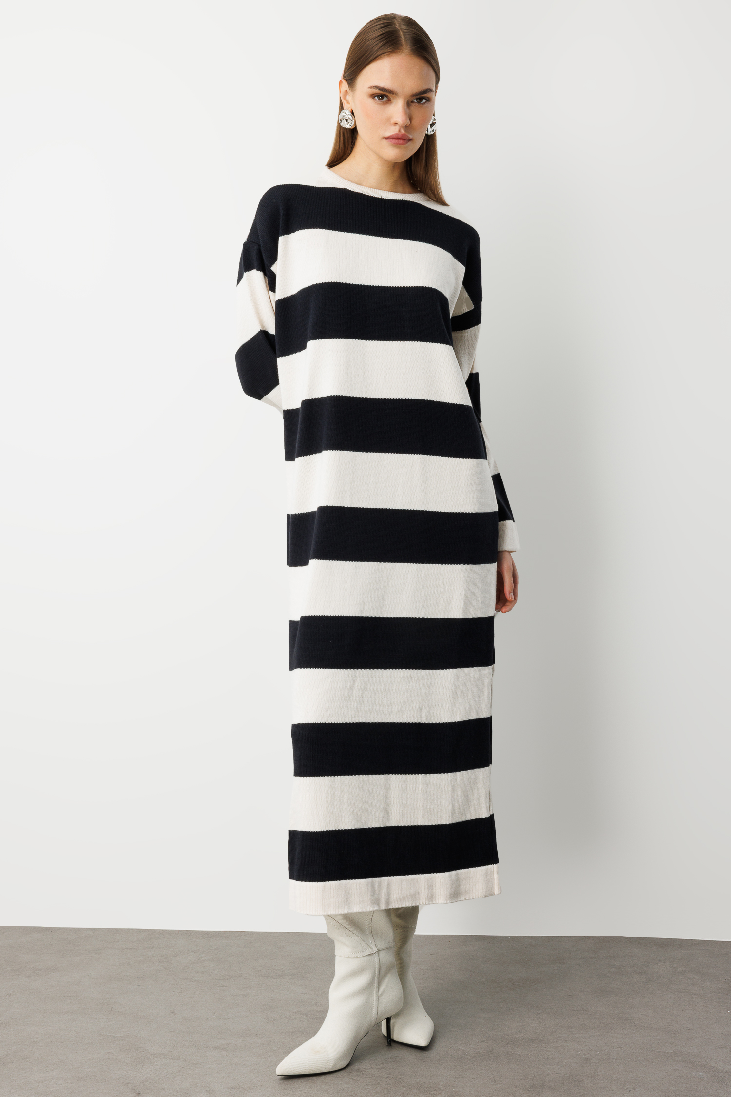 Mizalle Oversize Ekru Siyah Çizgili Uzun Kalın Triko Elbise