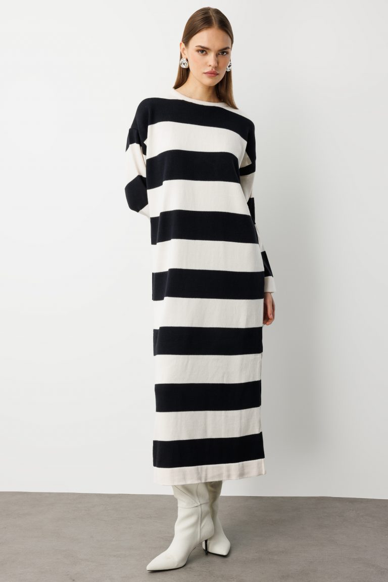 Mizalle Oversize Ekru Siyah Çizgili Uzun Kalın Triko Elbise - Mizalle