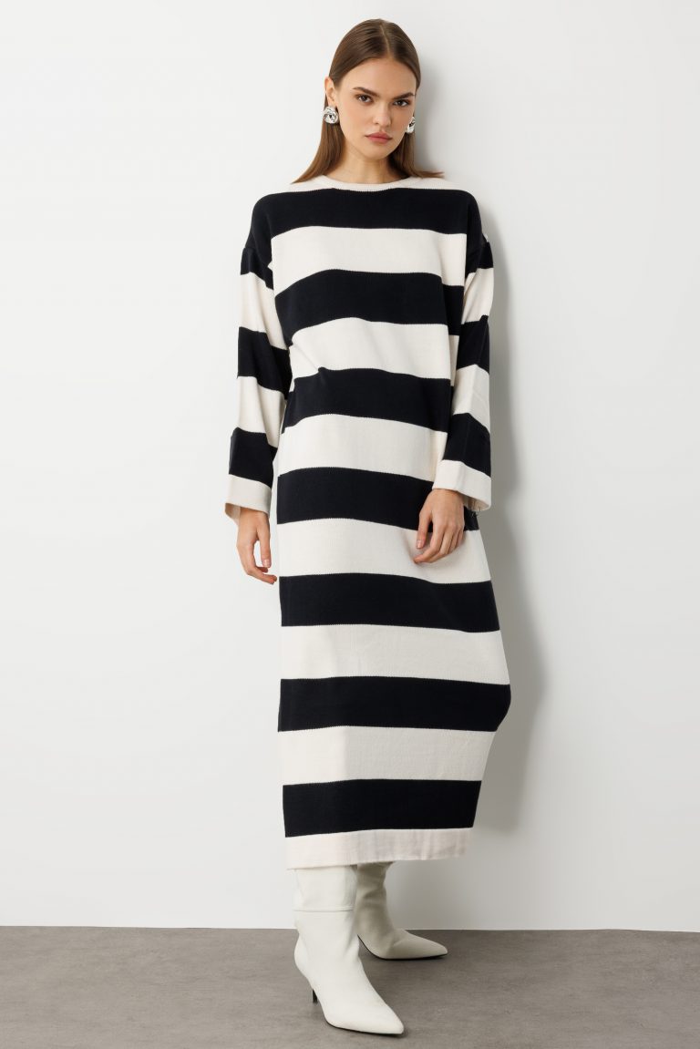 Mizalle Oversize Ekru Siyah Çizgili Uzun Kalın Triko Elbise - Mizalle
