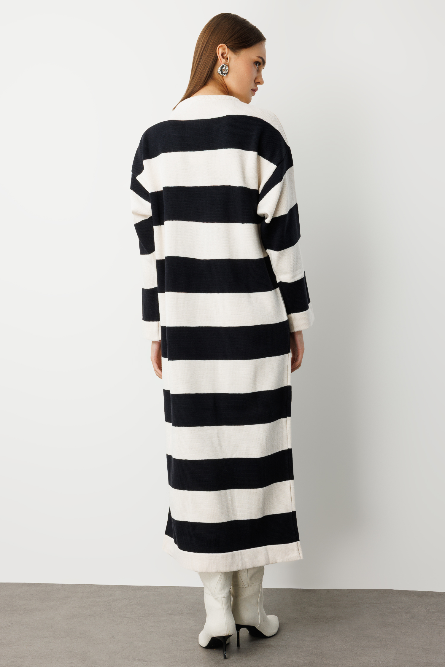 Mizalle Oversize Ekru Siyah Çizgili Uzun Kalın Triko Elbise