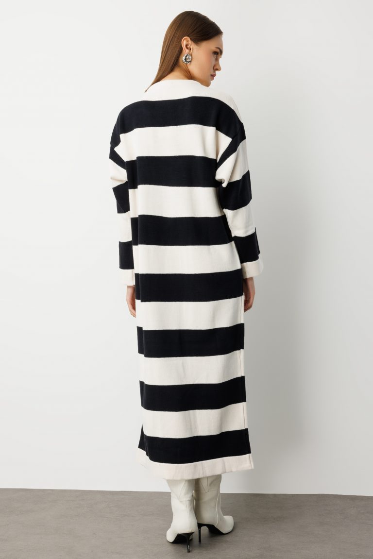 Mizalle Oversize Ekru Siyah Çizgili Uzun Kalın Triko Elbise - Mizalle